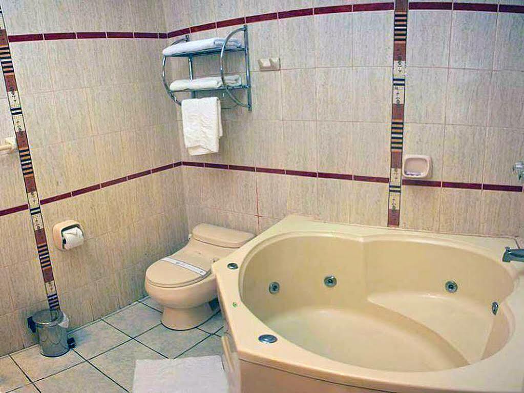 Hotel & Suites La Posada De Lobo Iquitos Ngoại thất bức ảnh